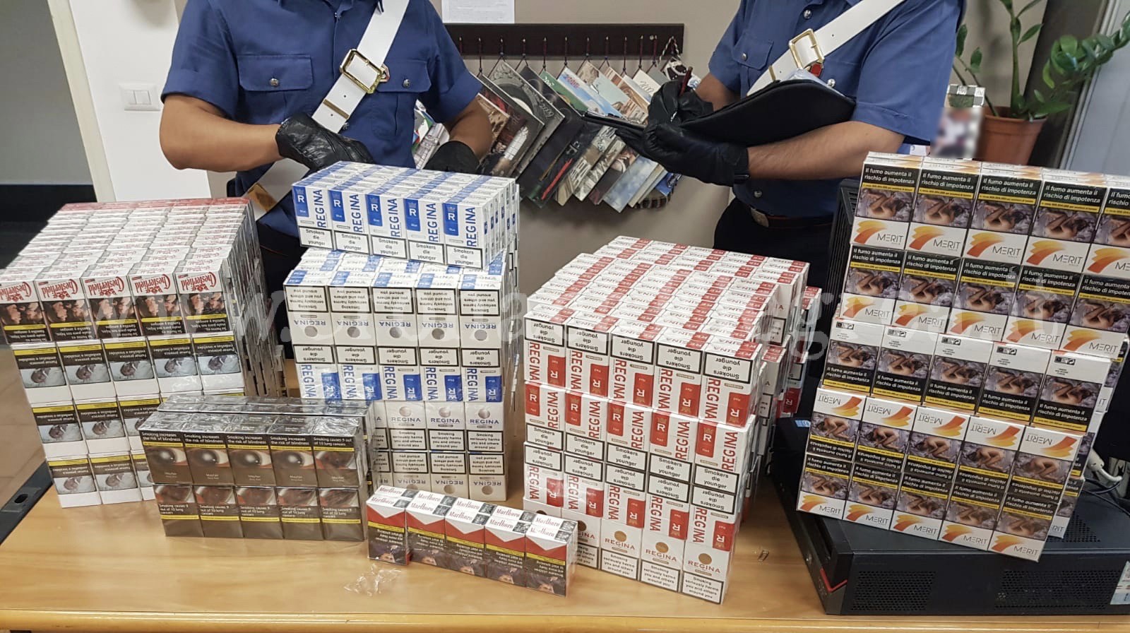 Oltre 100 stecche di sigarette di contrabbando nell’armadio, arrestate due donne