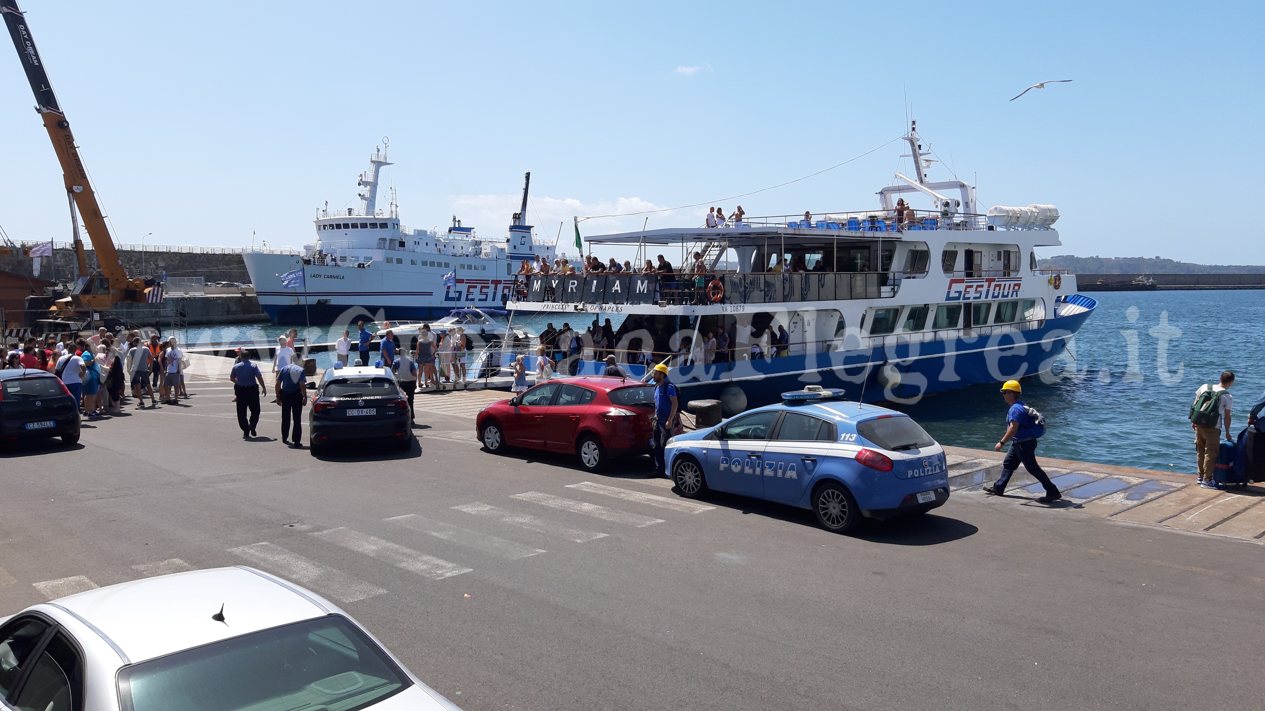 POZZUOLI/ «File lunghissime per i biglietti e troppi passeggeri a bordo dei traghetti»