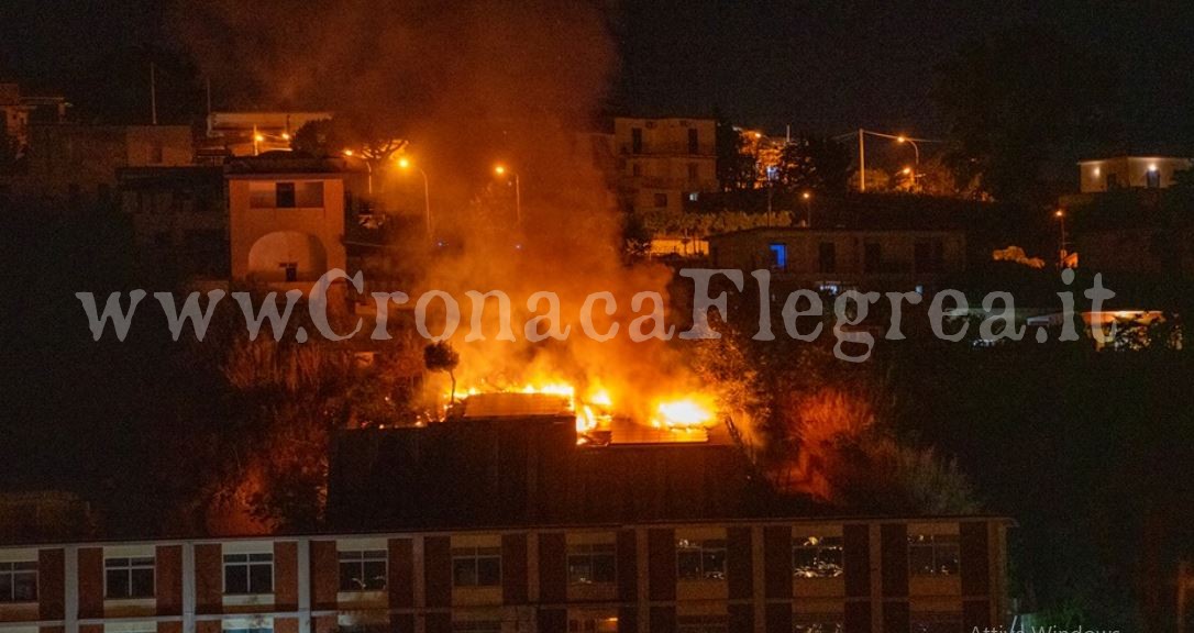 Paura nella notte a Bacoli: incendio minaccia la scuola “Paolo di Tarso”