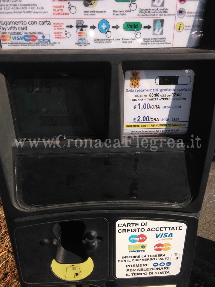 POZZUOLI/ Staccano la tastiera del parcometro: vandali in azione a Lucrino