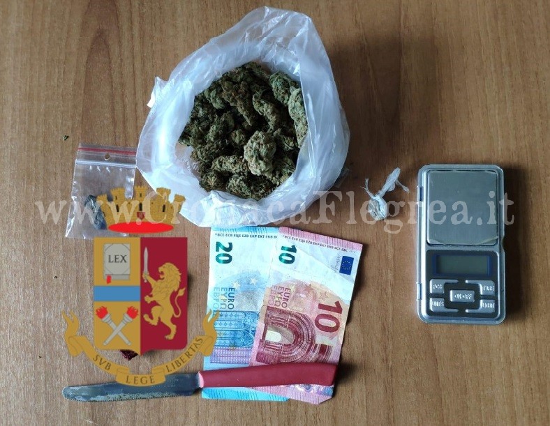Hashish e marijuana nel muro dietro al frigorifero: arrestato 46enne a Fuorigrotta