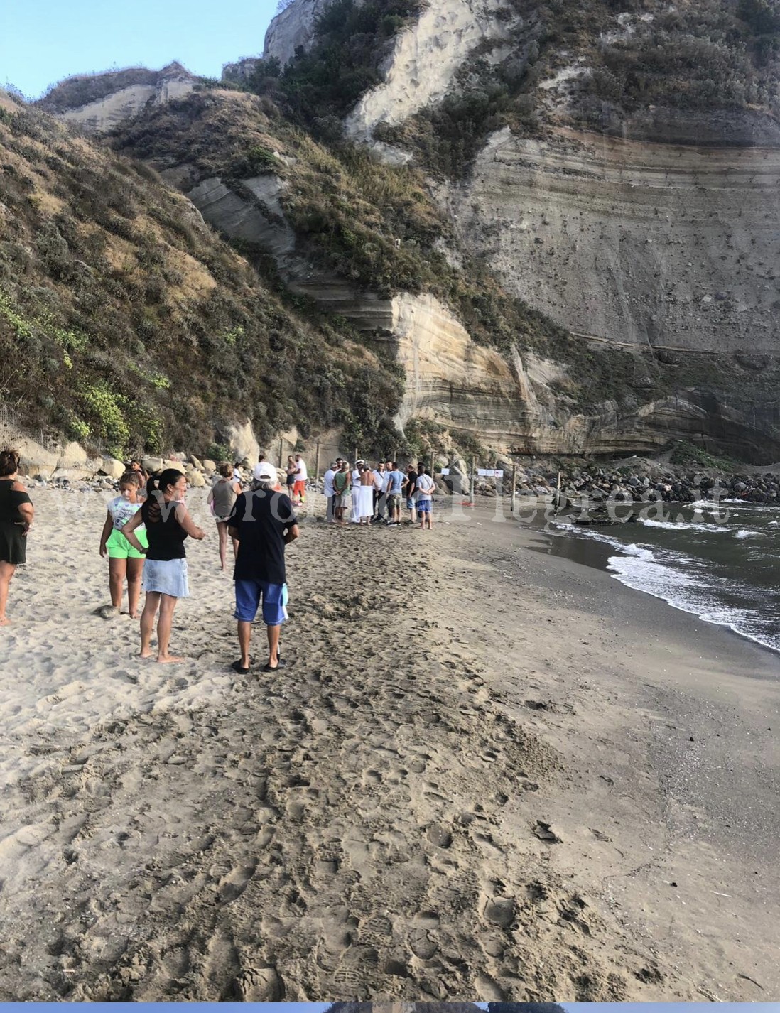 Si tuffa in mare e salva una donna e la sua bambina: tragedia sfiorata nelle acque di Monte di Procida