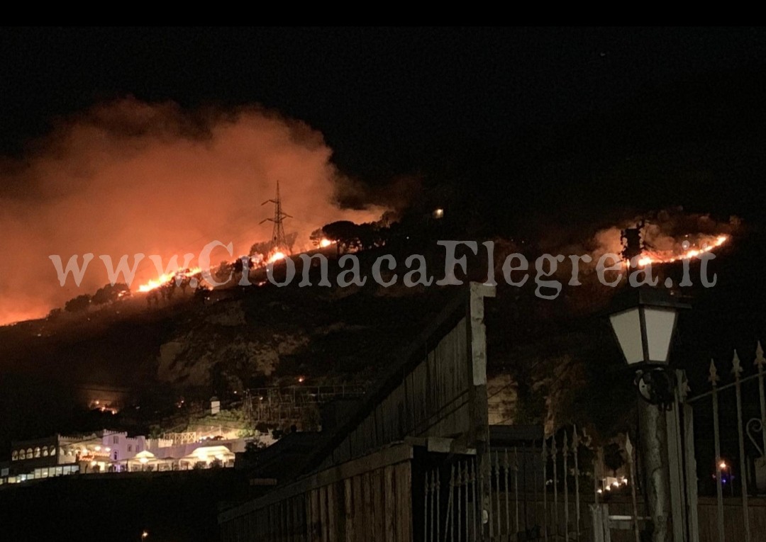Notte di fuoco a Pozzuoli, in fiamme il monte Barbaro