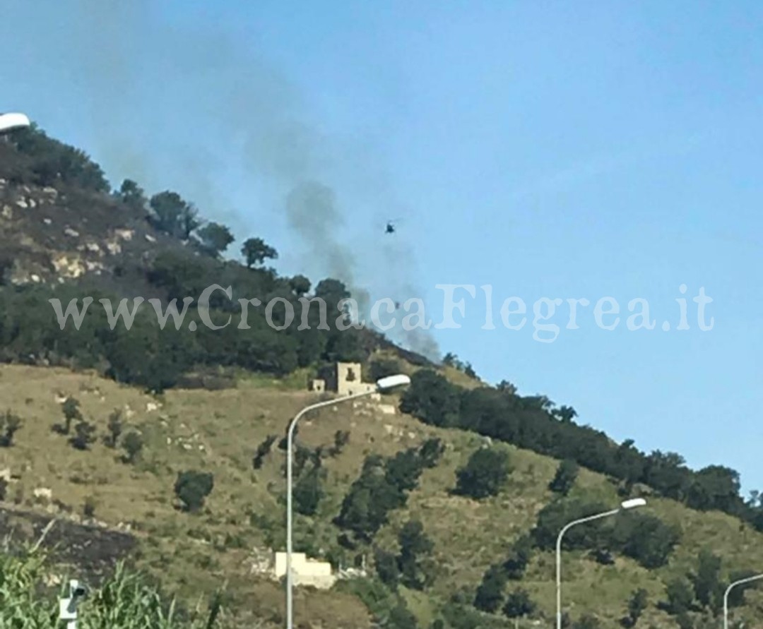POZZUOLI/ Ancora fiamme sul Monte Barbaro: elicottero in azione