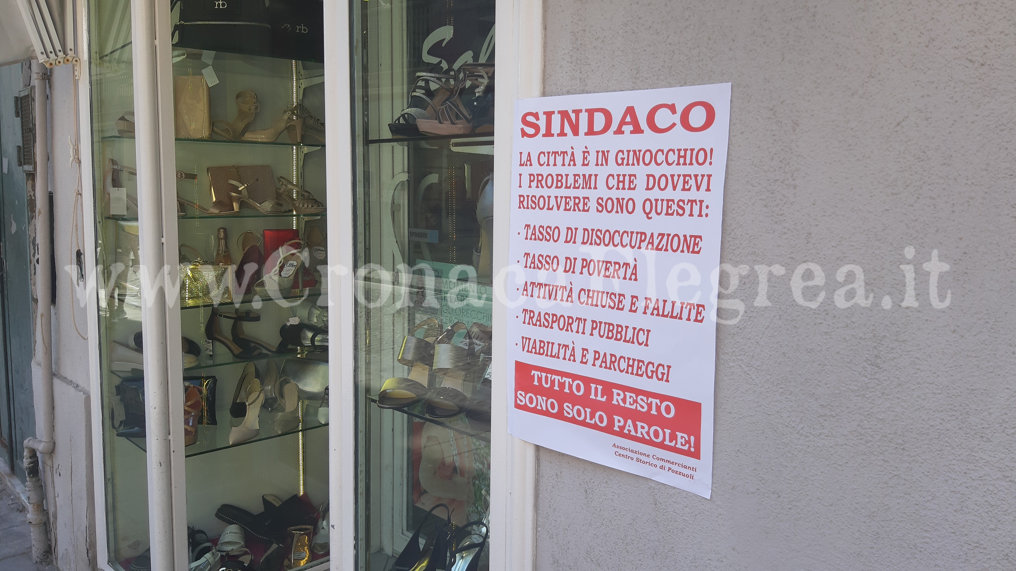 POZZUOLI/ Manifesti dei commercianti contro il sindaco: «Solo parole!» – LE FOTO