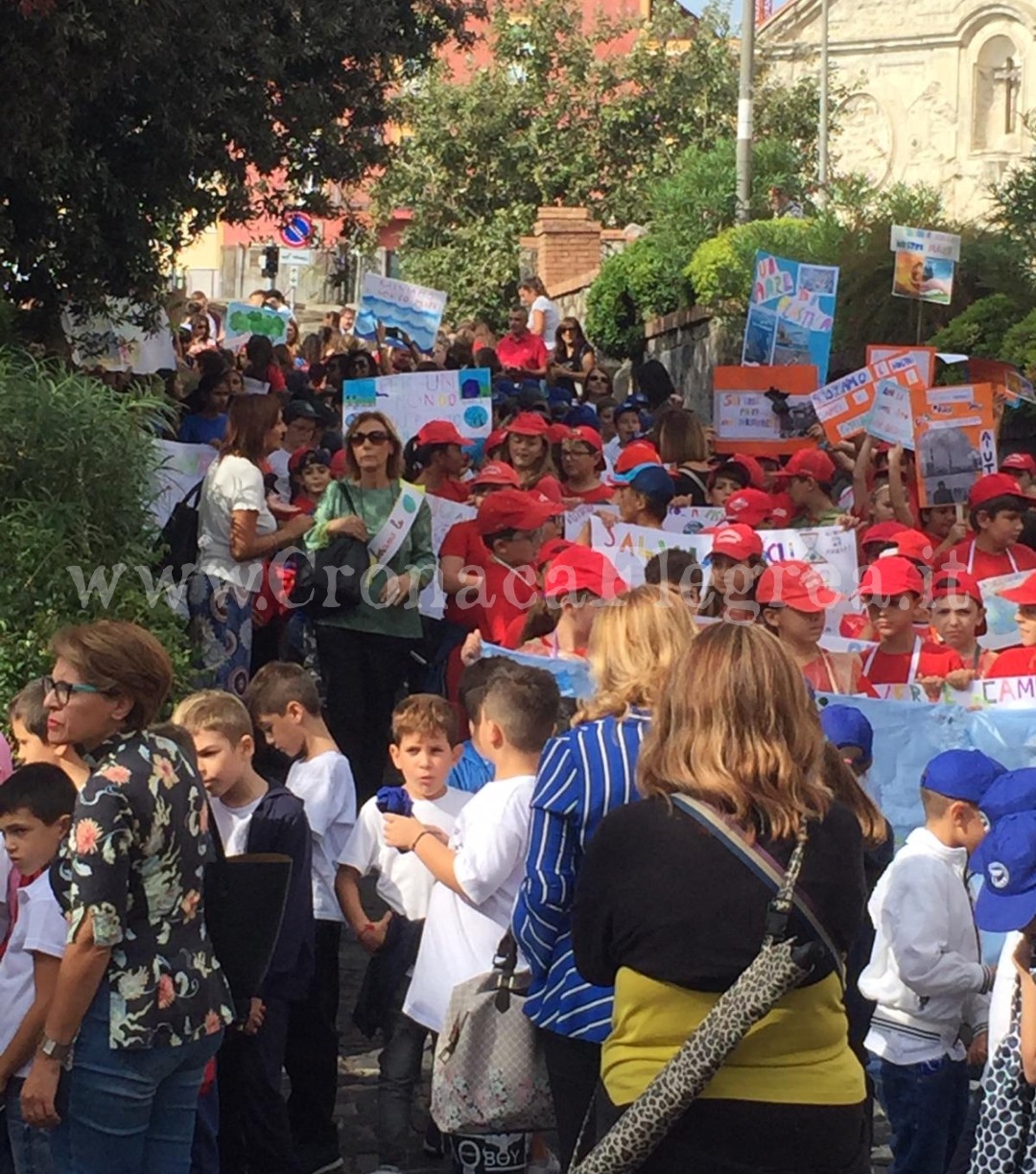 Ambiente e salute, centinaia di studenti in marcia a Pozzuoli – LE FOTO