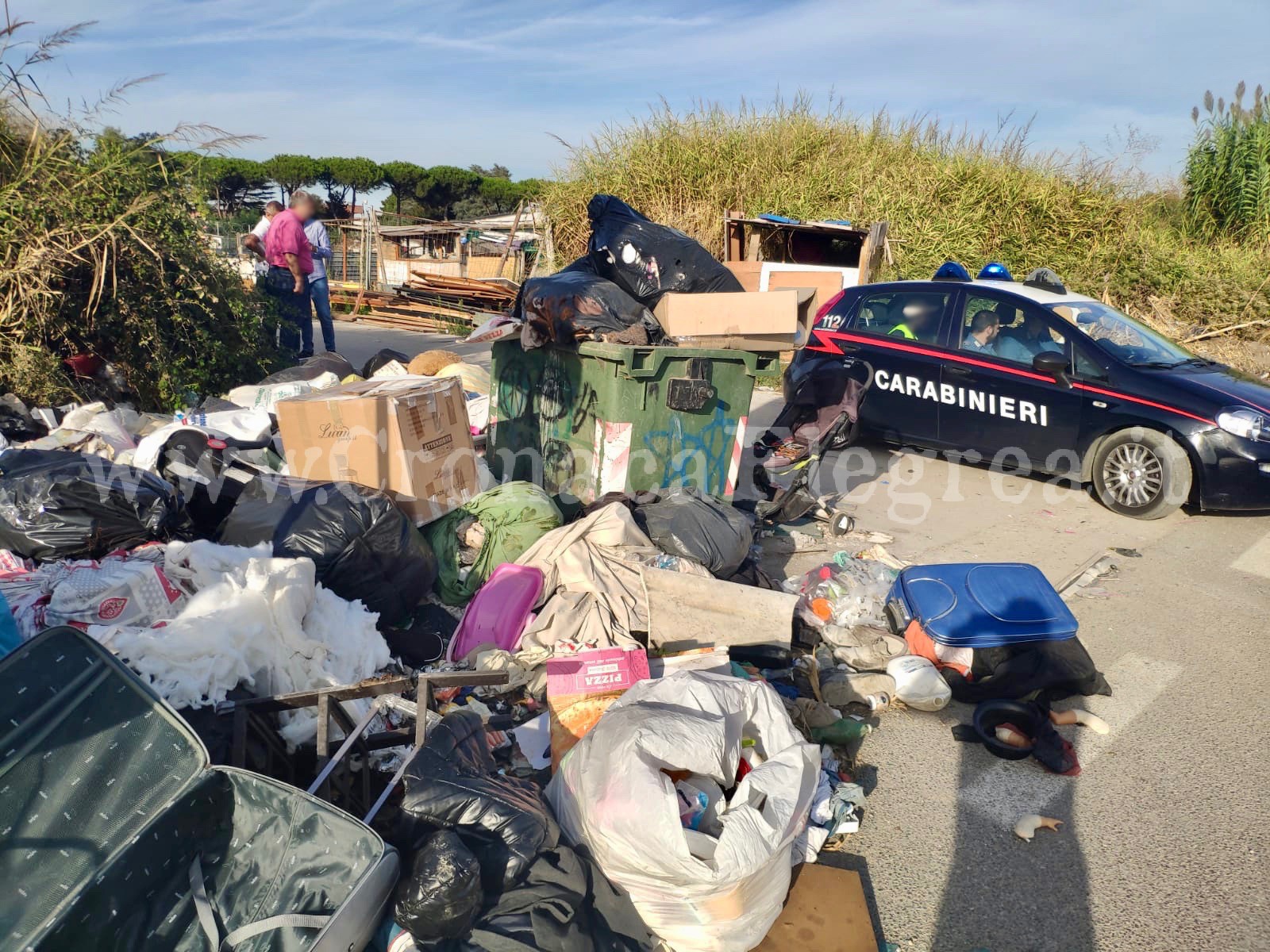 Dal campo rom porta i rifiuti lungo la strada: denunciato