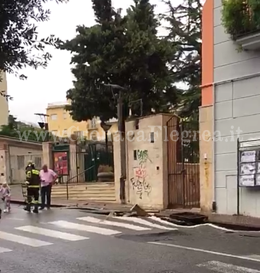 Maltempo a Pozzuoli, cede il manto stradale di via Rosini: vigili del fuoco in azione