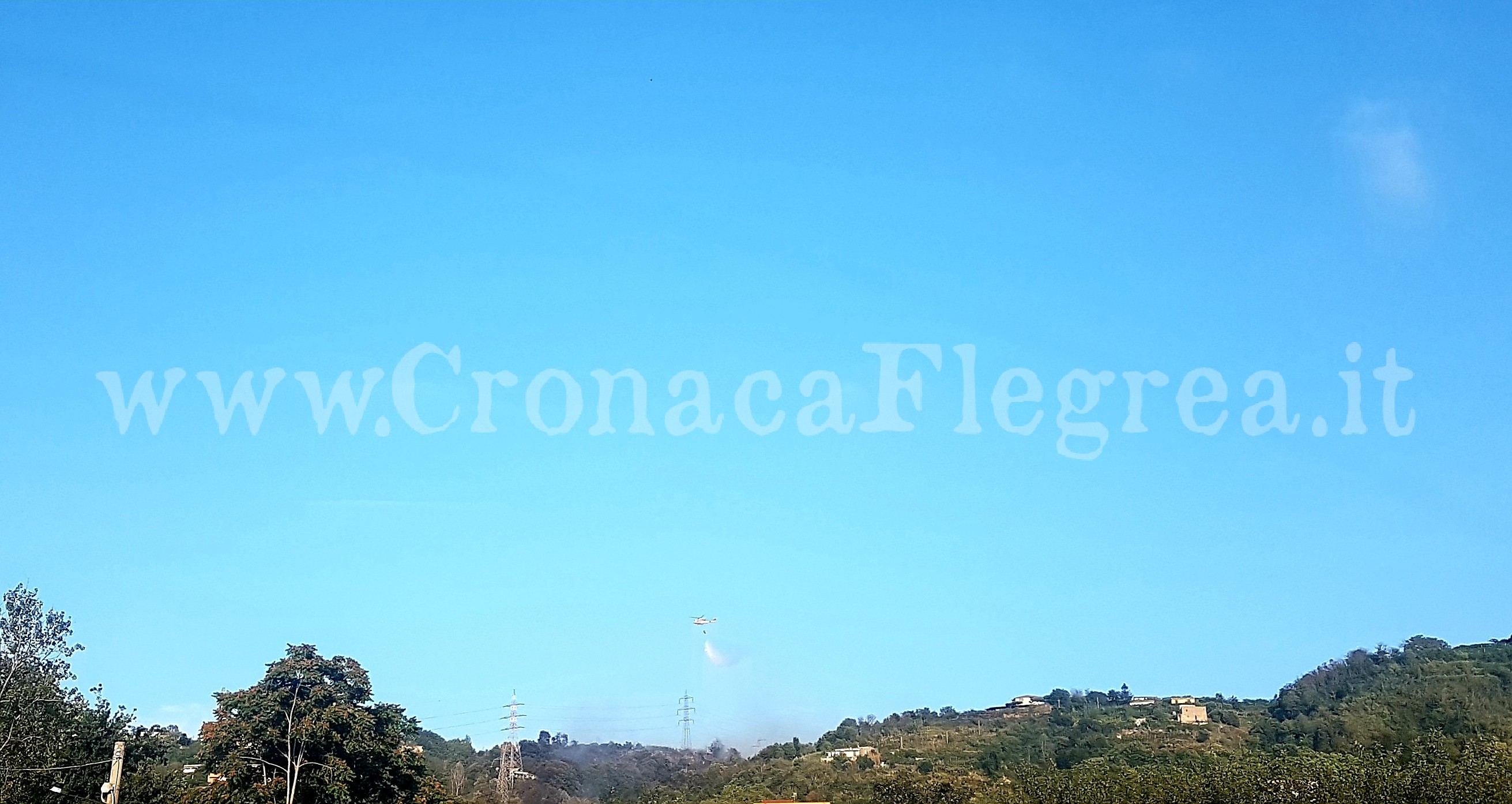 QUARTO/ Vasto incendio devasta collina al confine con Marano: elicotteri impegnati da ore