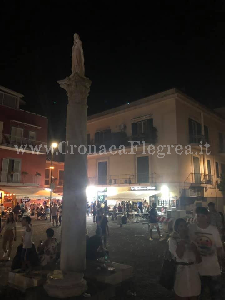 LA DENUNCIA/ «Al buio la statua della Madonnina in piazza a Pozzuoli»