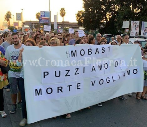 Roghi tossici, la marcia a Varcaturo: «Puzziamo di morte, vogliamo vivere» – LE FOTO