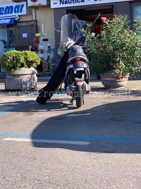 I LETTORI SEGNALANO/ «Parcheggio per disabili occupato da moto»