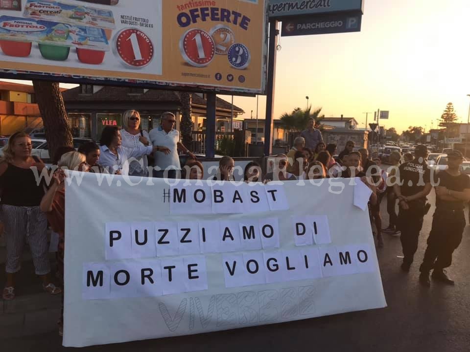 Fumo nero e aria irrespirabile: a Varcaturo nuova marcia contro i roghi tossici