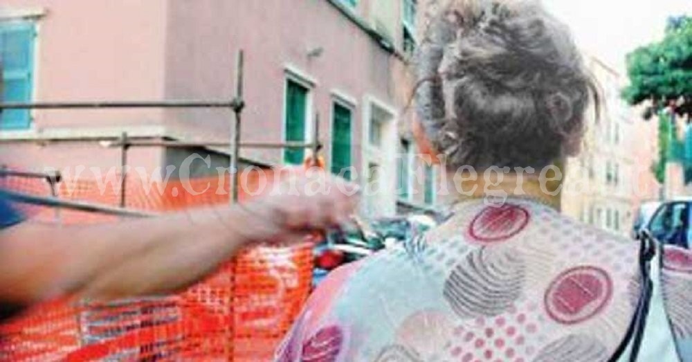 Scippano un’anziana ma un carabiniere li mette in fuga e recupera la borsa