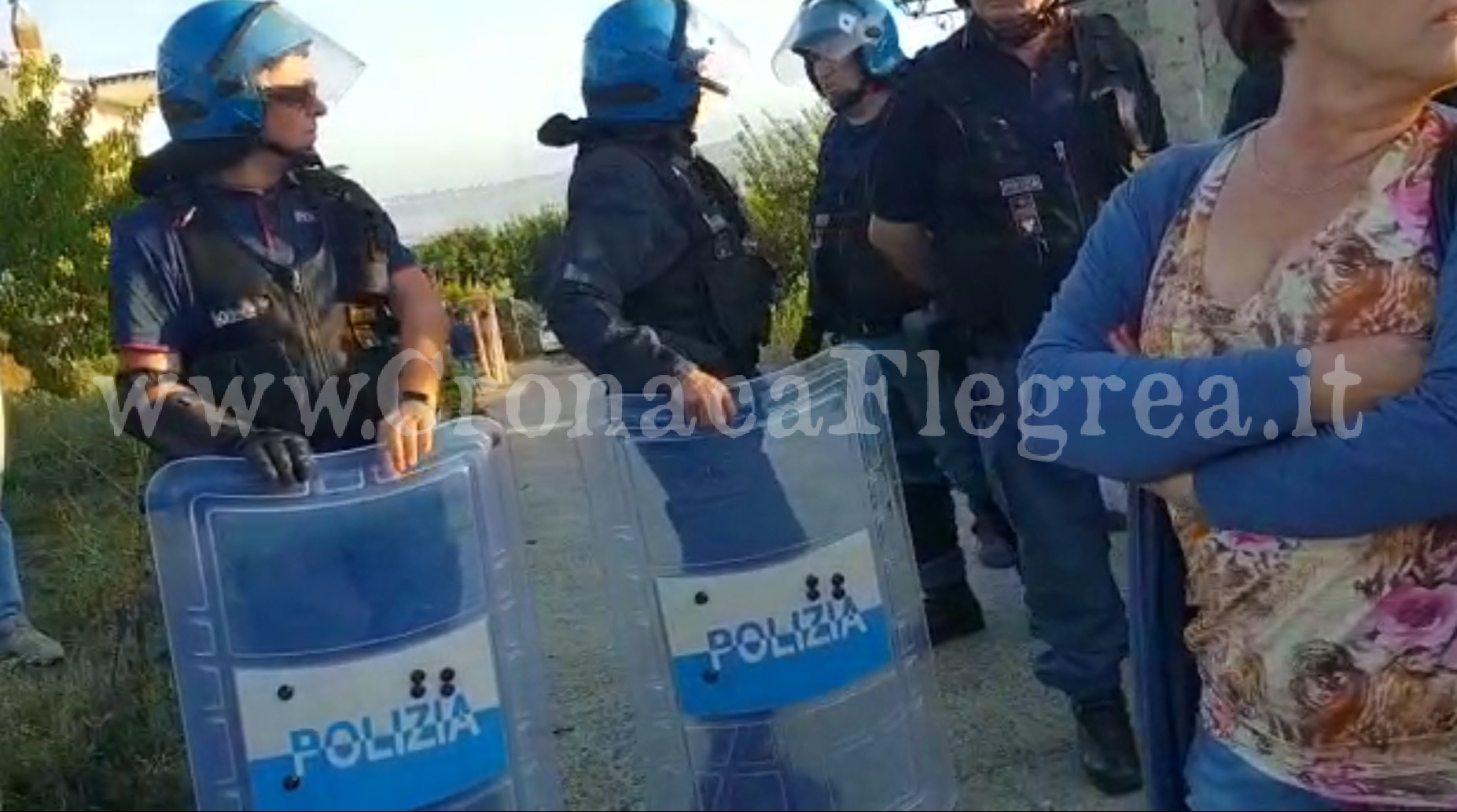 POZZUOLI/ Abbattimento sul Castagnaro, protesta dei residenti davanti a carabinieri e polizia