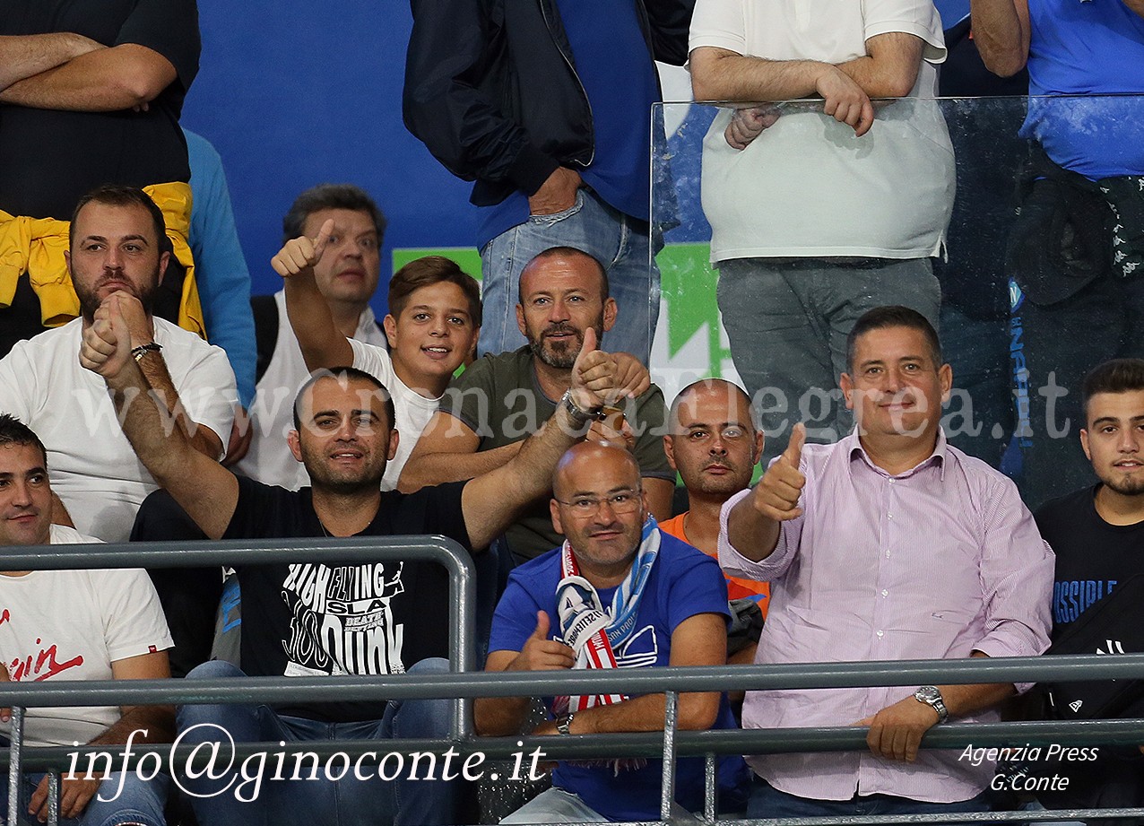 Napoli-Cagliari: lo spettacolo degli spalti e le emozioni dei tifosi- LE FOTO