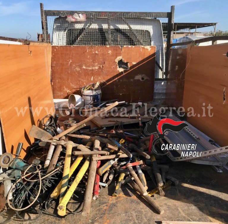 VARCATURO/ Carabinieri nel campo rom: sequestrati 77 arnesi da scasso – LA FOTO