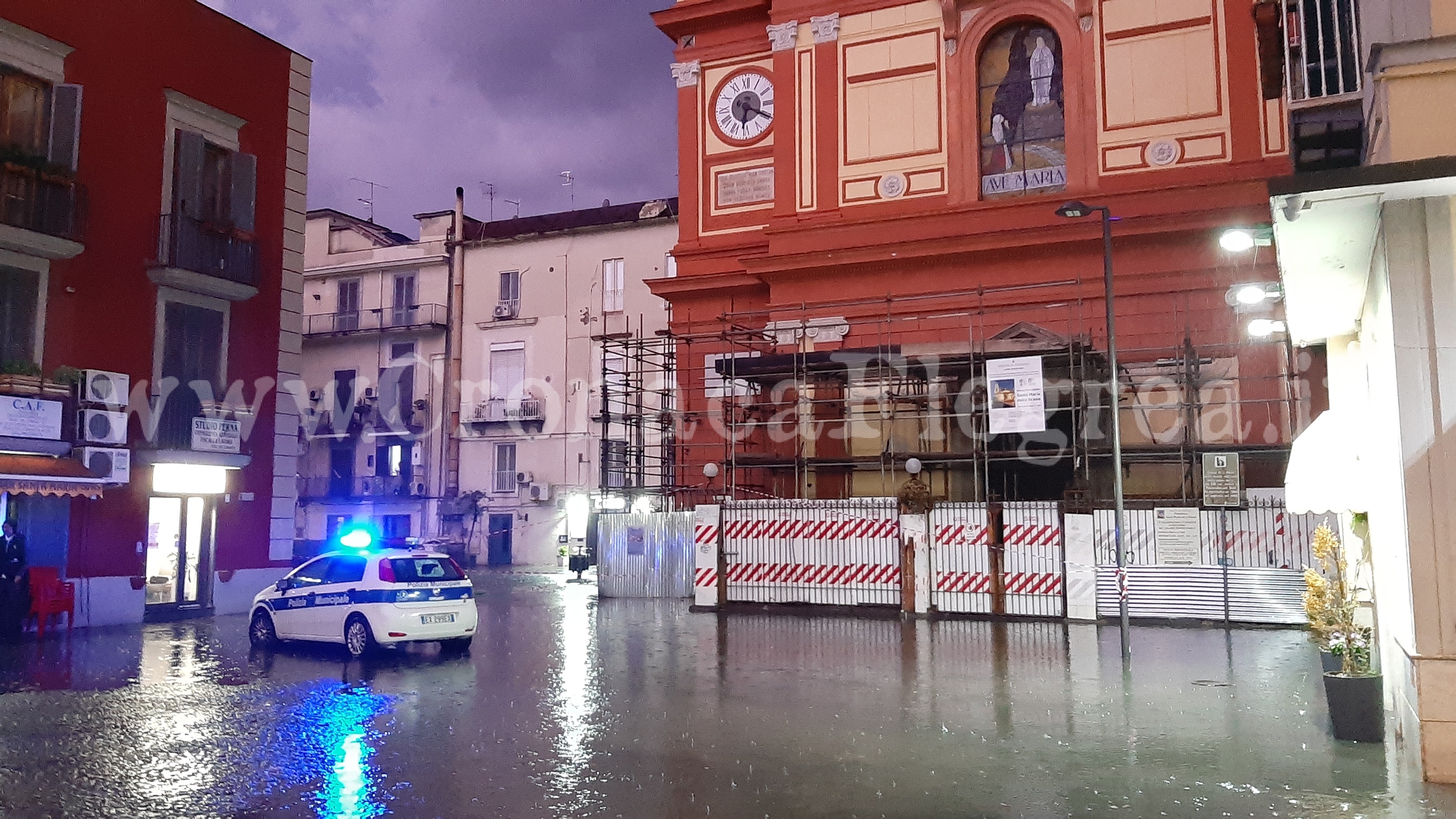 POZZUOLI/ Fulmine cade sul campanile della Chiesa: piovono calcinacci, paura in piazza – LE FOTO