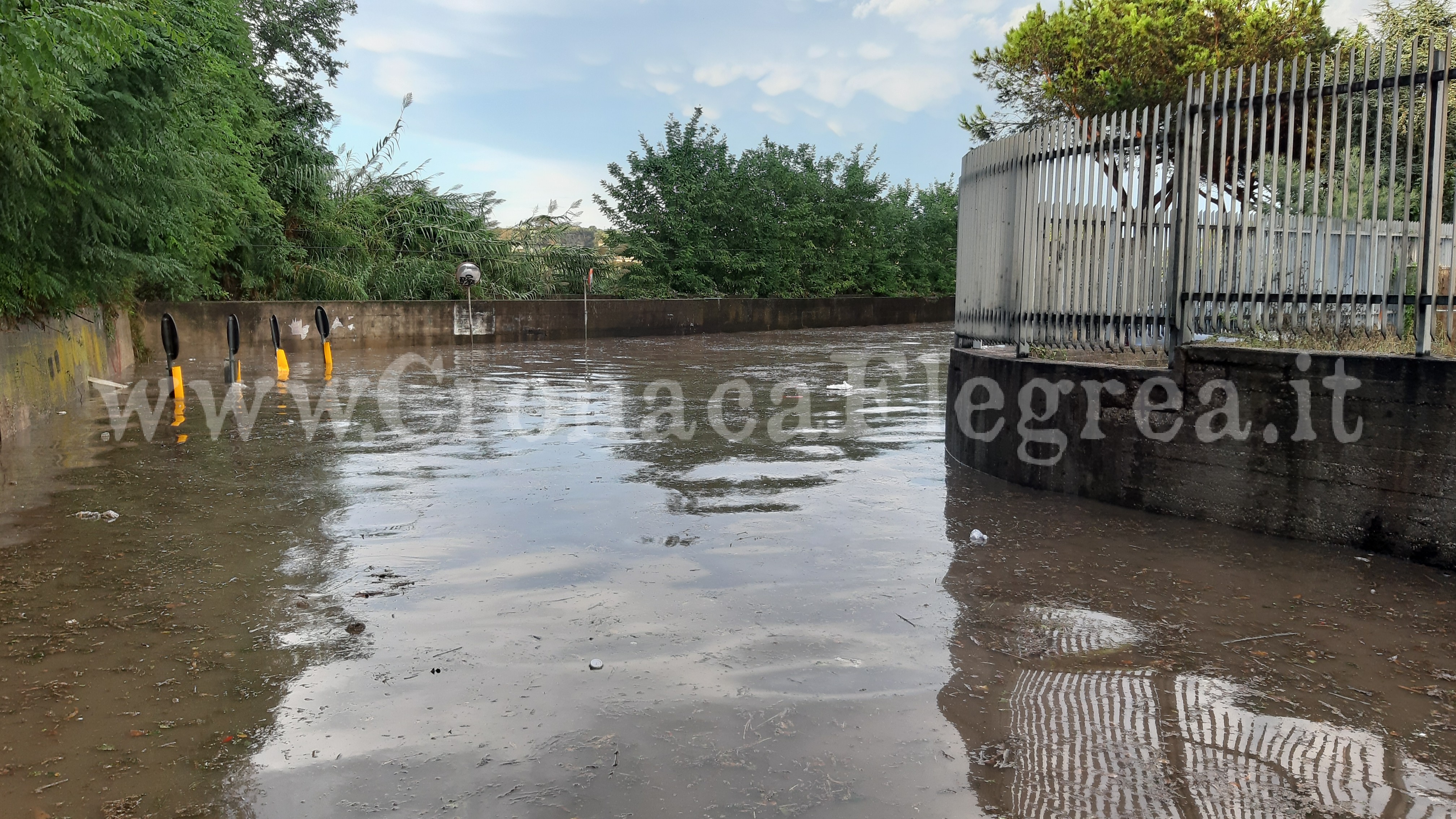 POZZUOLI/ Via Reginelle allagata: oltre 1 metro d’acqua, auto intrappolate