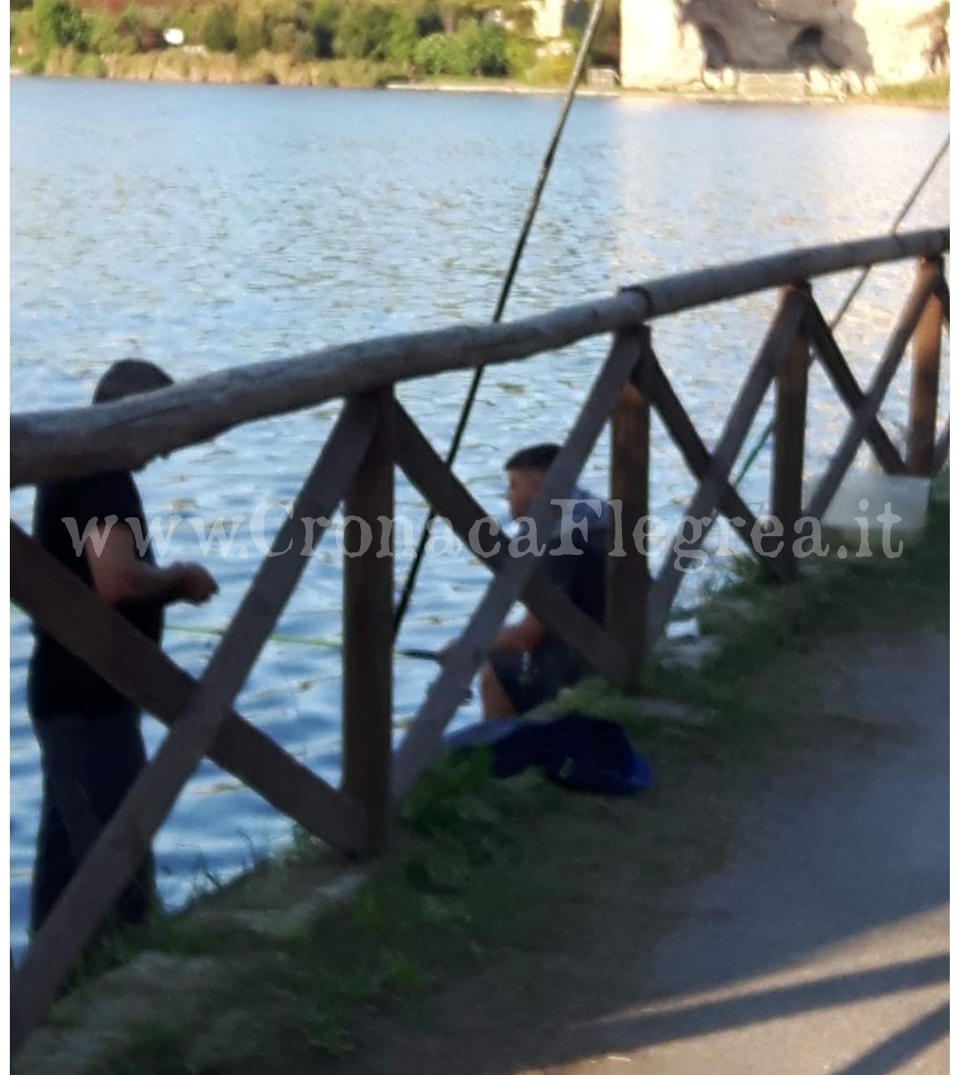 FOTONOTIZIA/ Nonostante il divieto nel Lago d’Averno si continua a pescare