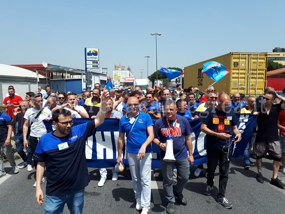 Vertenza Whirpool, il gonfalone del Comune di Pozzuoli alla manifestazione di protesta