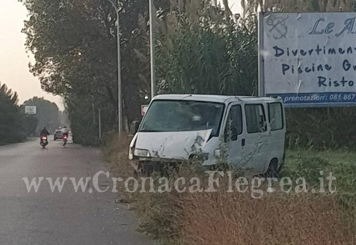 Pulmino illegale si schianta contro un palo sulla Domitiana