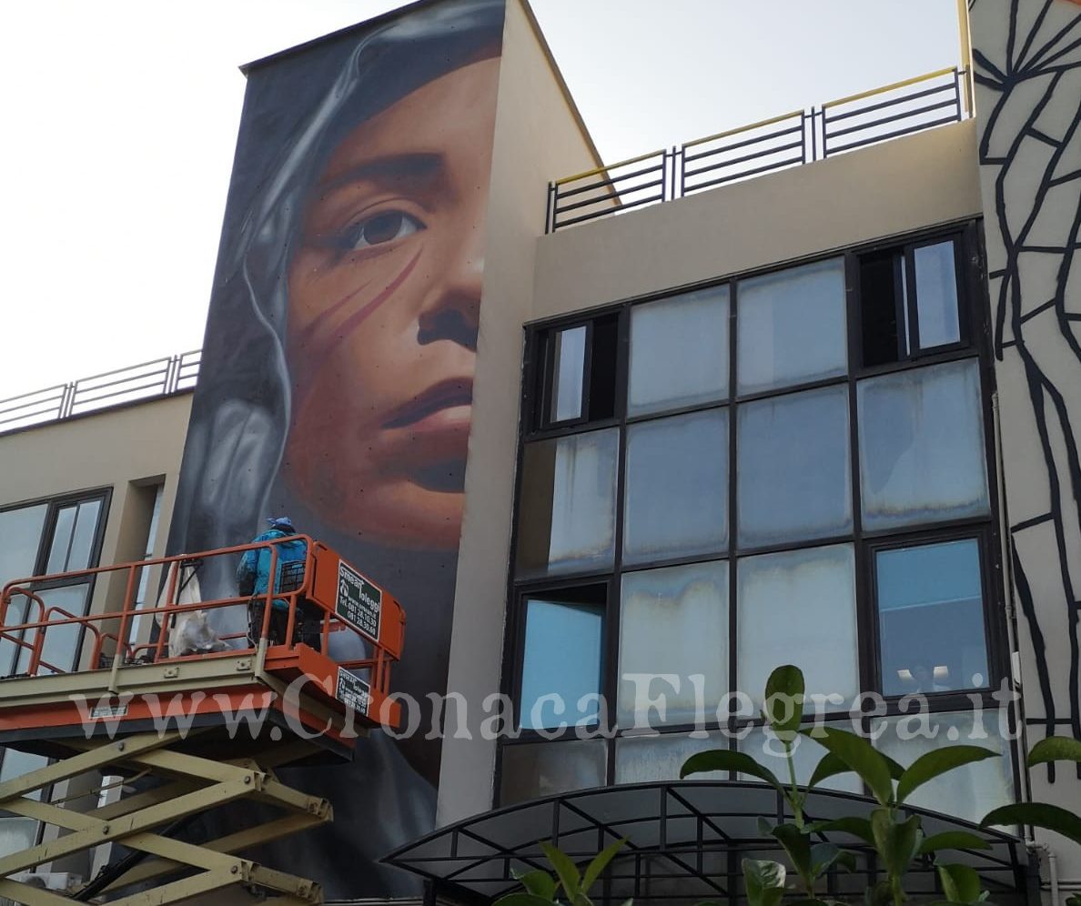 Un murales di Jorit sulla facciata dell’ospedale di Pozzuoli