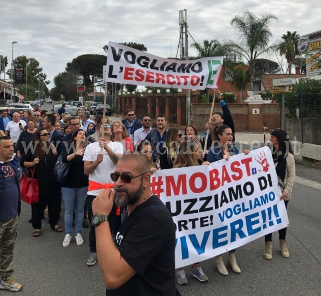 Varcaturo dice basta ai roghi tossici, i cittadini in marcia: «Vogliamo vivere» – LE FOTO