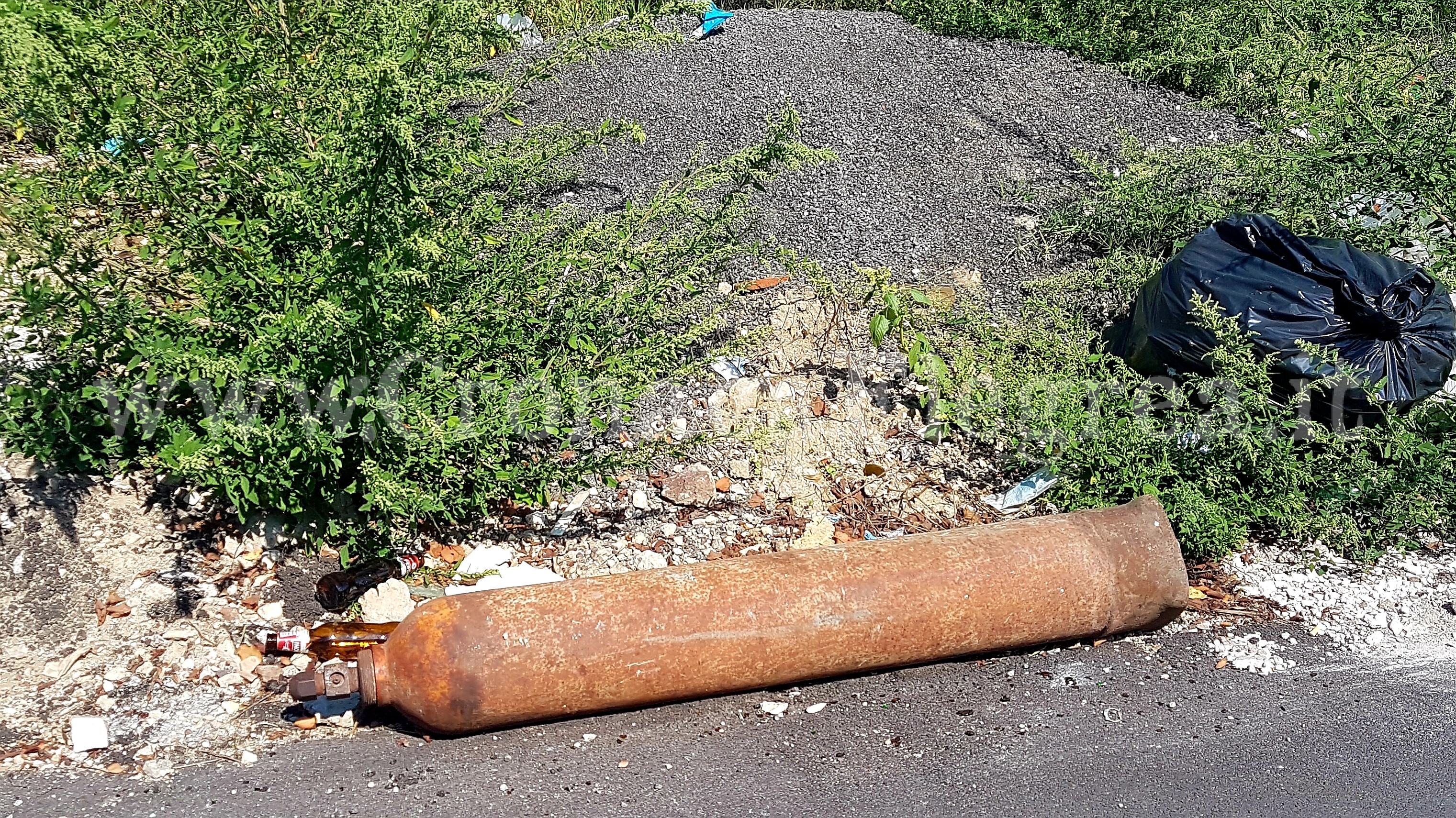 QUARTO/ Incredibile, tra i rifiuti spunta persino una bombola per l’elio