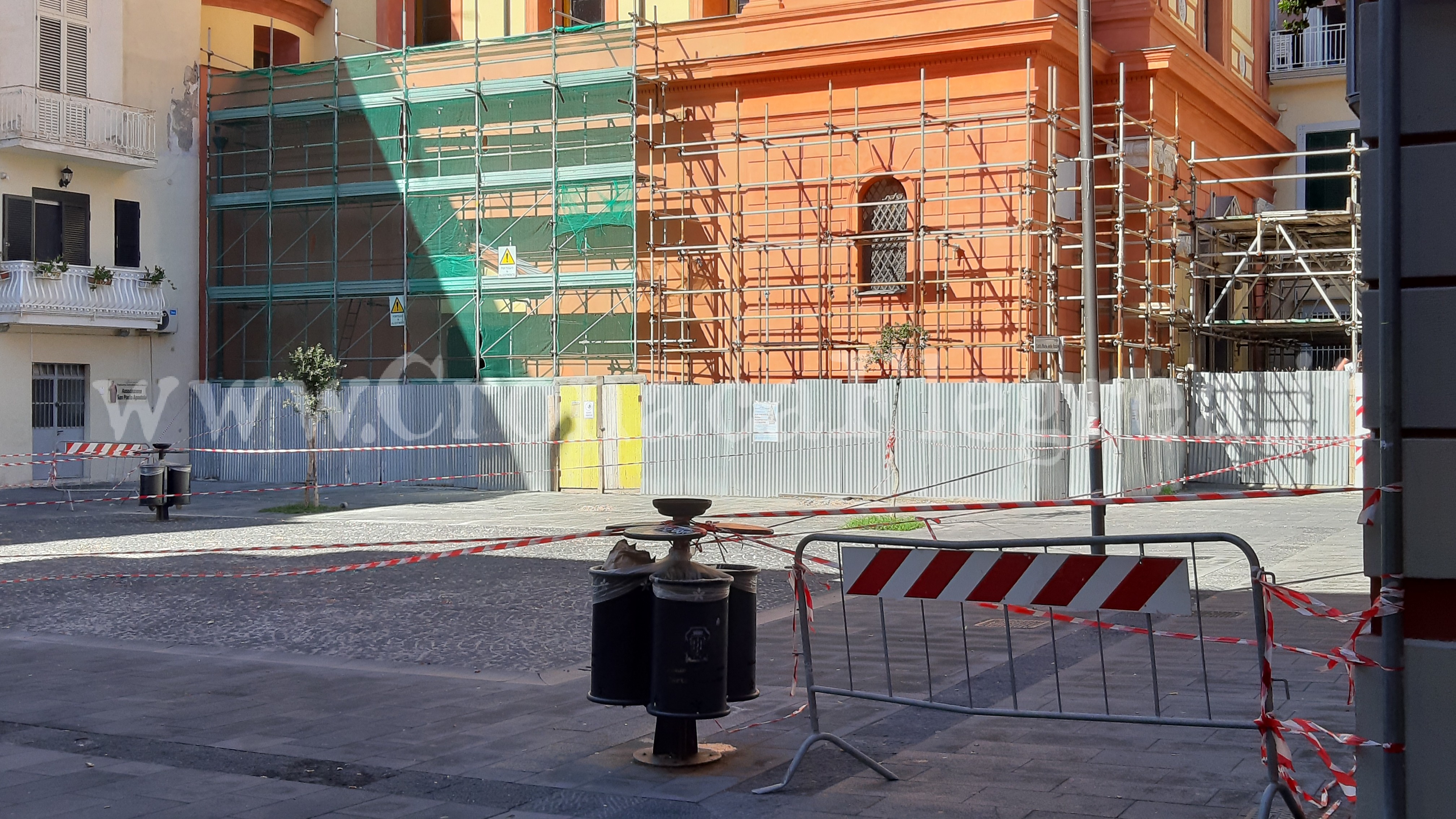 POZZUOLI/ Campanile colpito da un fulmine: resta chiusa una parte della piazza – LE FOTO