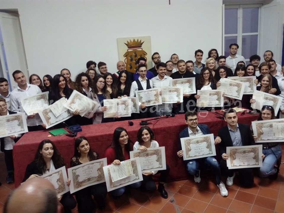 POZZUOLI/ Premiati i diplomati con 100: tutte le foto degli alunni eccellenti