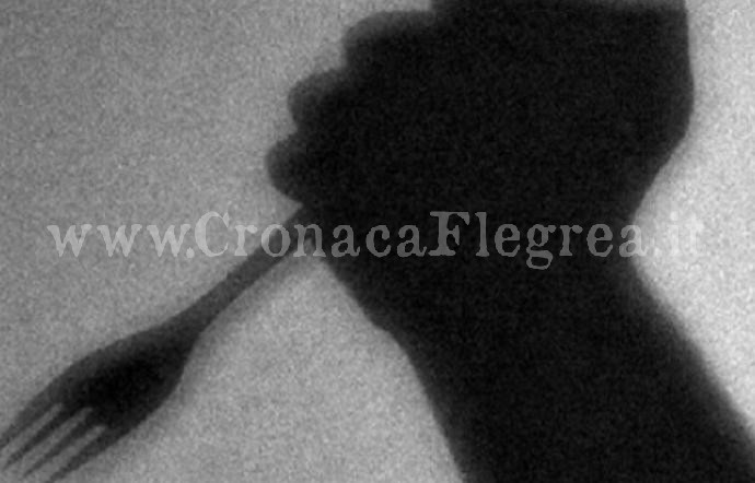 POZZUOLI/ Picchia la moglie e la ferisce con una forchetta, 59enne in carcere
