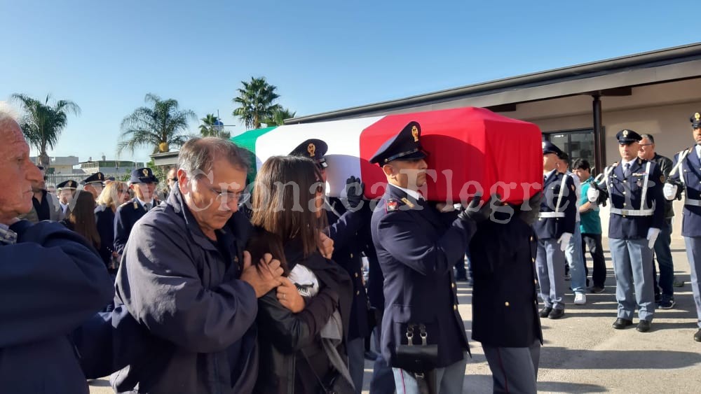 Pierluigi, l’ingresso del feretro sotto gli occhi della fidanzata Carmen