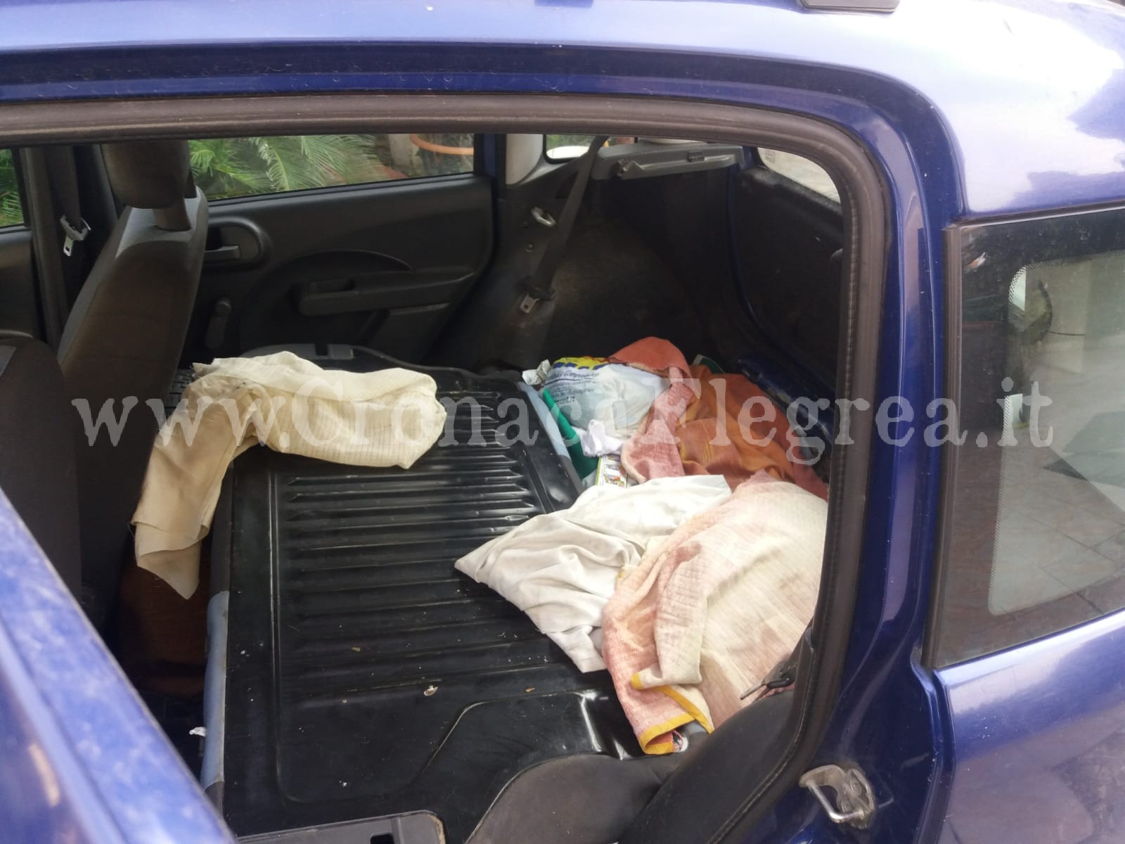 Svaligiata e devastata l’auto di due anziani sulle nuove strisce blu in via Campi Flegrei