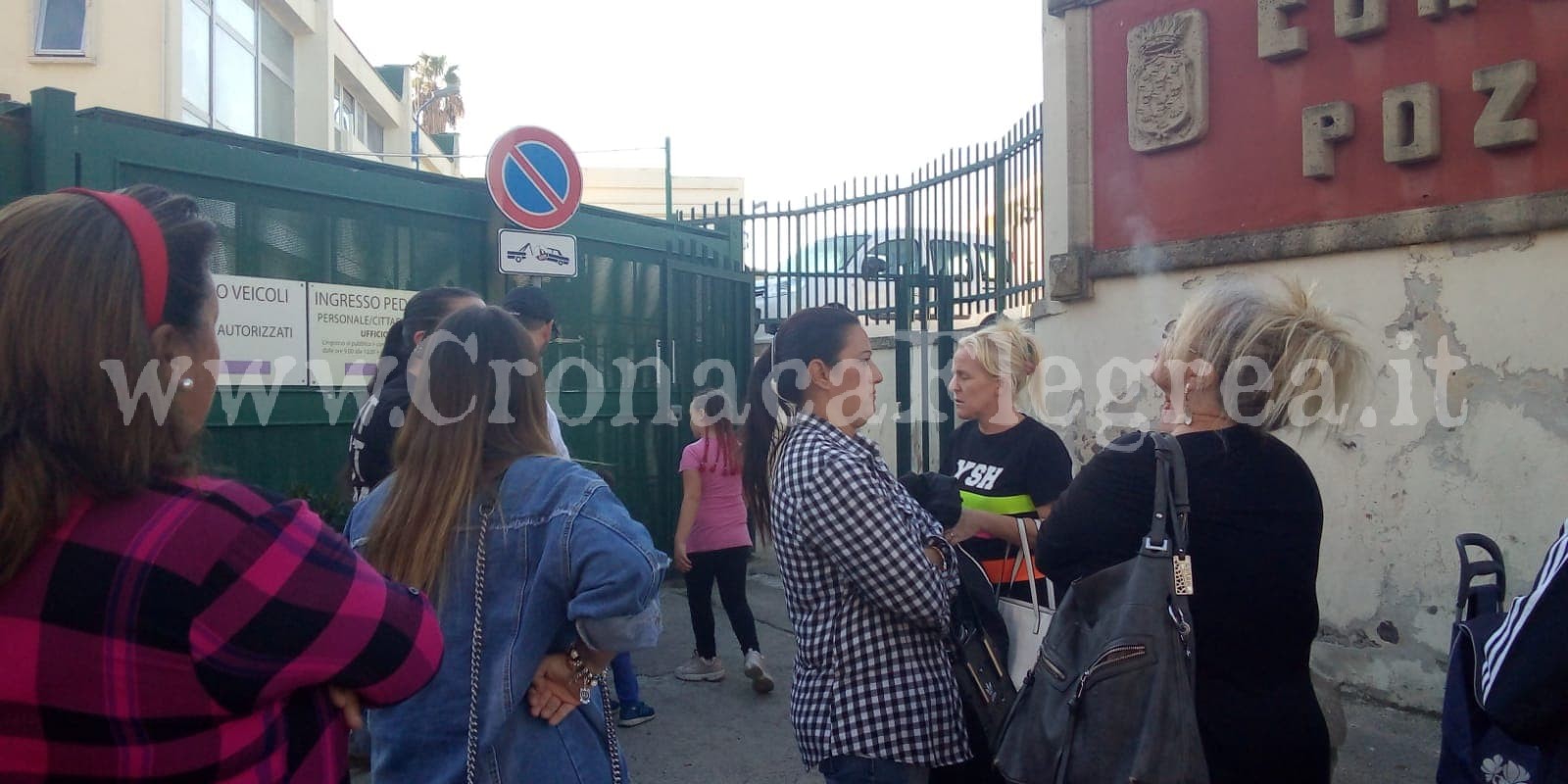 Scuole sporche a Pozzuoli, scoppia la rivolta: mamme davanti al Comune – LE FOTO