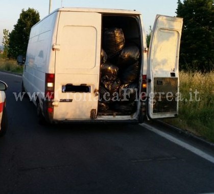 VARCATURO/ Vecchi mobili e materiali di risulta nel furgone, in tre finiscono nei guai