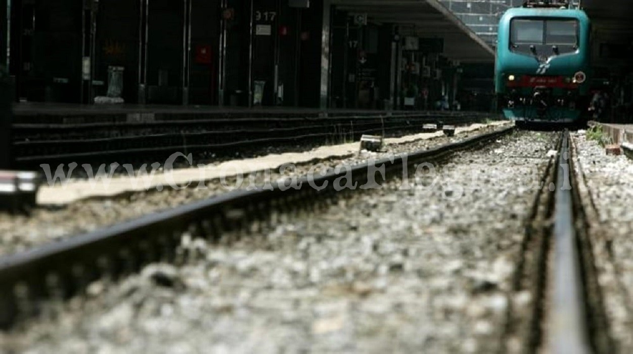 Tenta il suicidio lanciandosi sotto a un treno: 56enne salvata dalla Polfer
