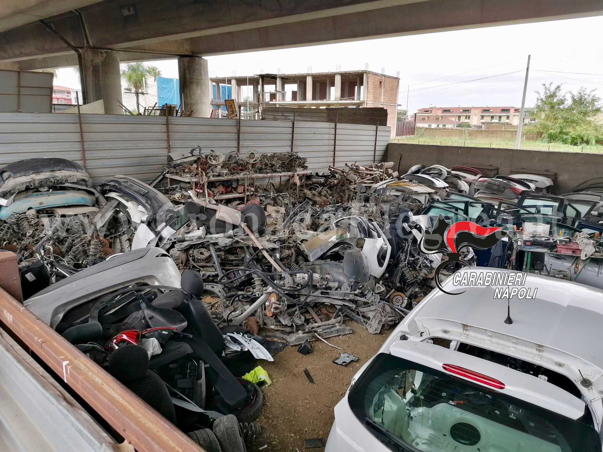 Carabinieri sequestrano terreno pieno di ricambi di auto