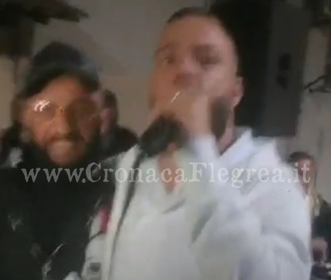 Festa di camorra a Monterusciello: scatta l’inchiesta. Il neomelodico si difende: “Non ne sapevo niente”