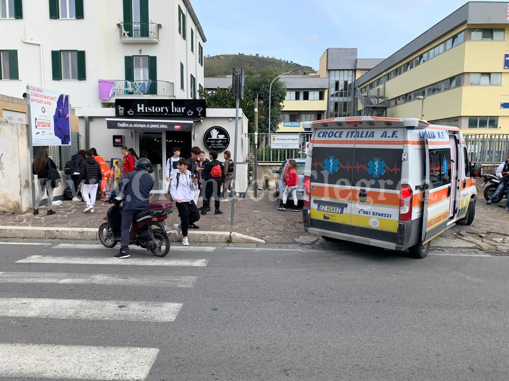 POZZUOLI/ Teppisti scatenati al Pareto, creolina nelle aule: due bidelli finiscono in ospedale