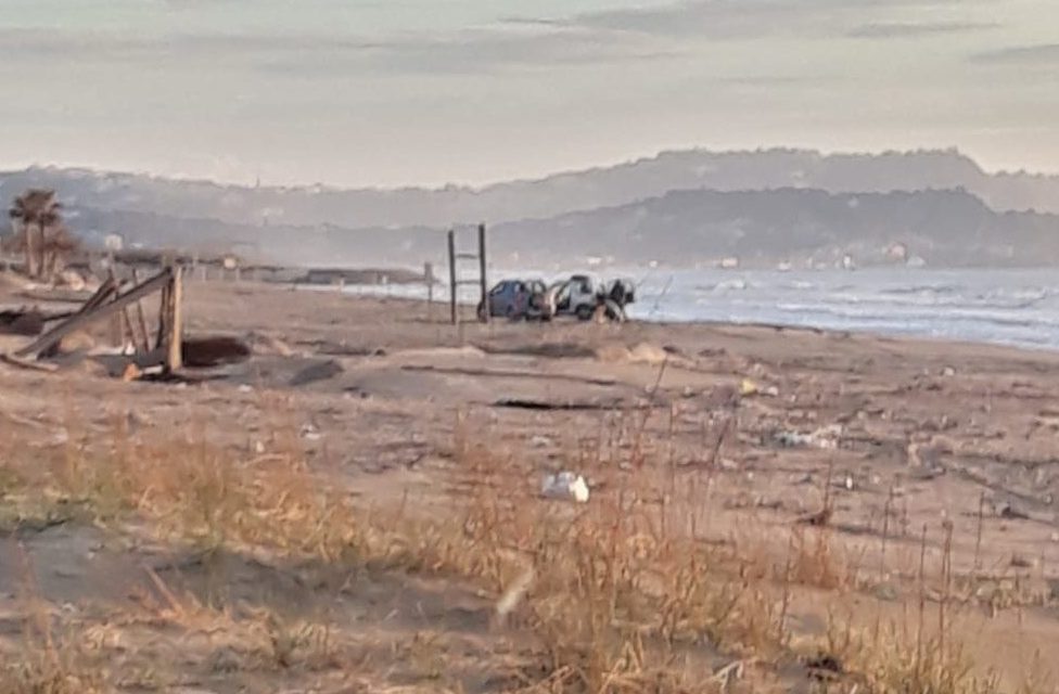 LA FOTO/ Scempio a Licola: auto in sosta sulla spiaggia