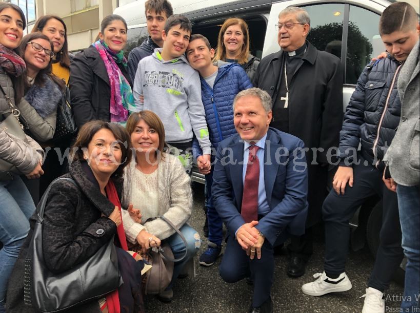 POZZUOLI/ Dall’asta del Cardinale Sepe un minibus per i ragazzi autistici