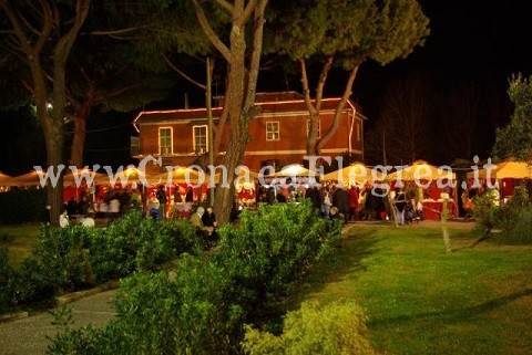 Si rinnova la tradizione del Natale: mercato e presepe vivente alla scuola Falcone di Pozzuoli