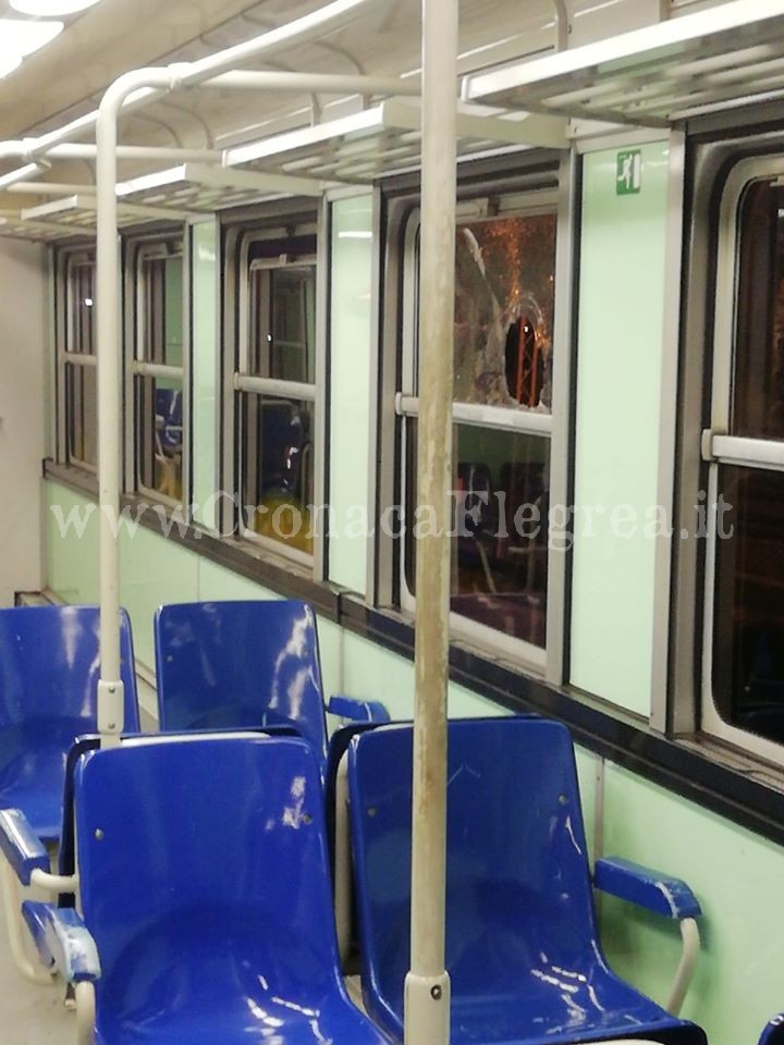 POZZUOLI/ Sassi contro la metropolitana: vetri sfondati e panico tra i pendolari