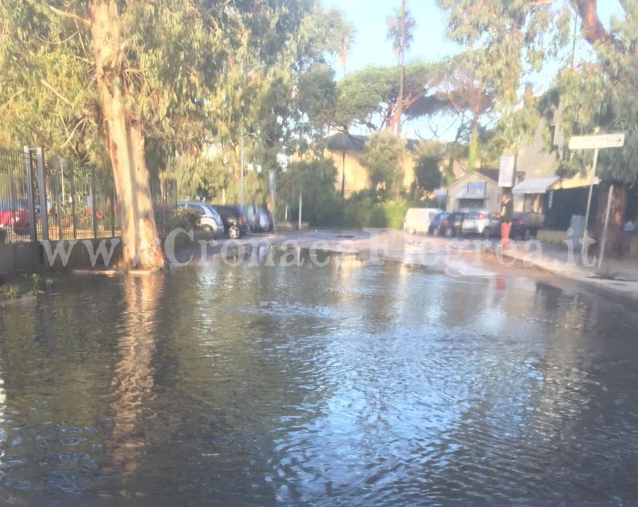 Strade allagate a Licola, mezzo metro d’acqua in viale dei Platani