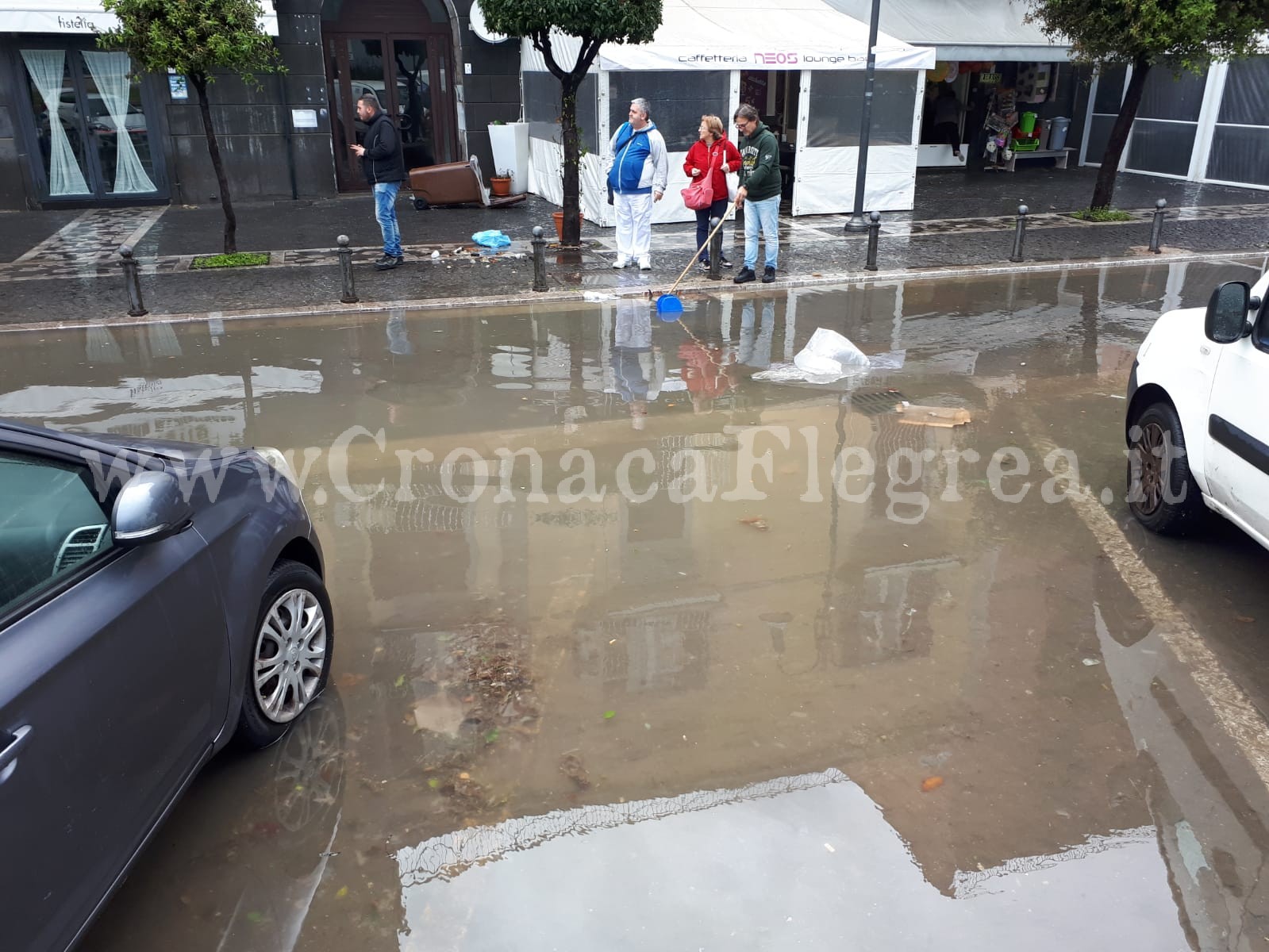 POZZUOLI/ Acqua e fango a via Napoli: strada off-limits – LE FOTO