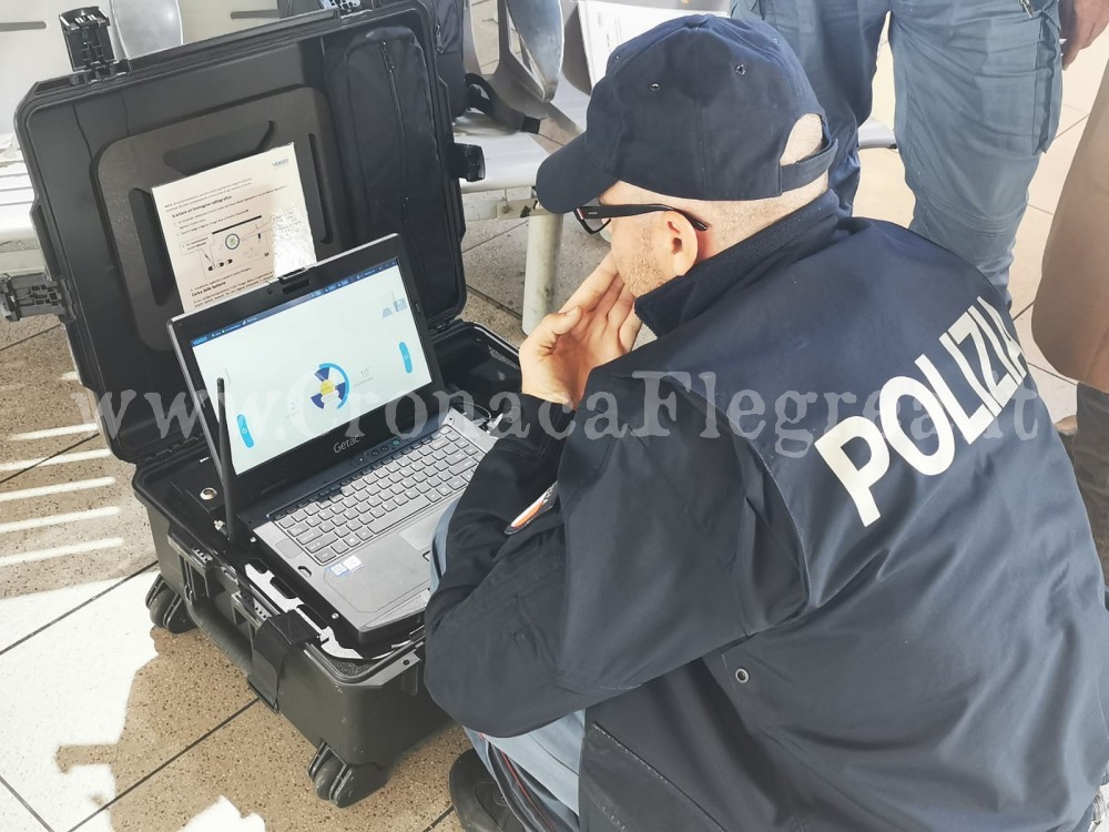 Allarme bomba alla stazione centrale di Napoli – LE FOTO