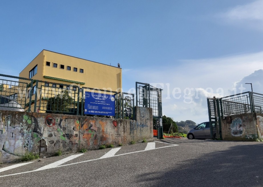 POZZUOLI/ Nuovo raid alla creolina, lezioni sospese al Virgilio: la rabbia degli studenti