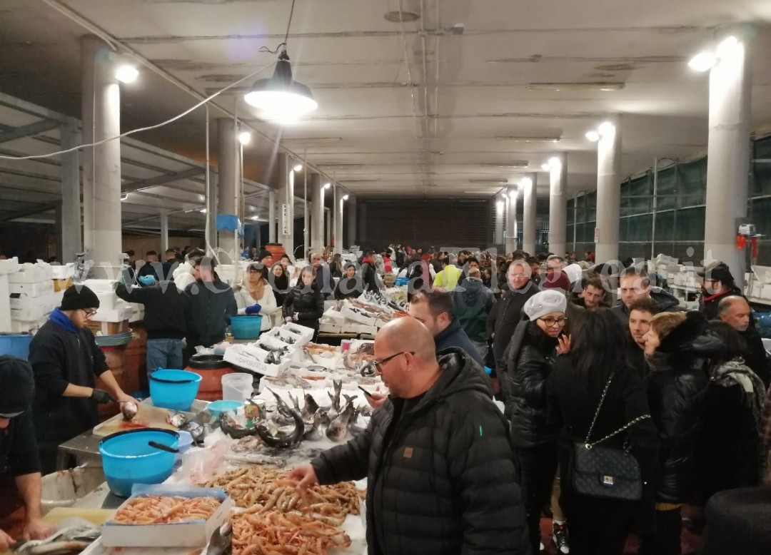 Si rinnova la tradizione dell’antivigilia di Natale: in migliaia al mercato di Pozzuoli – TUTTE LE FOTO