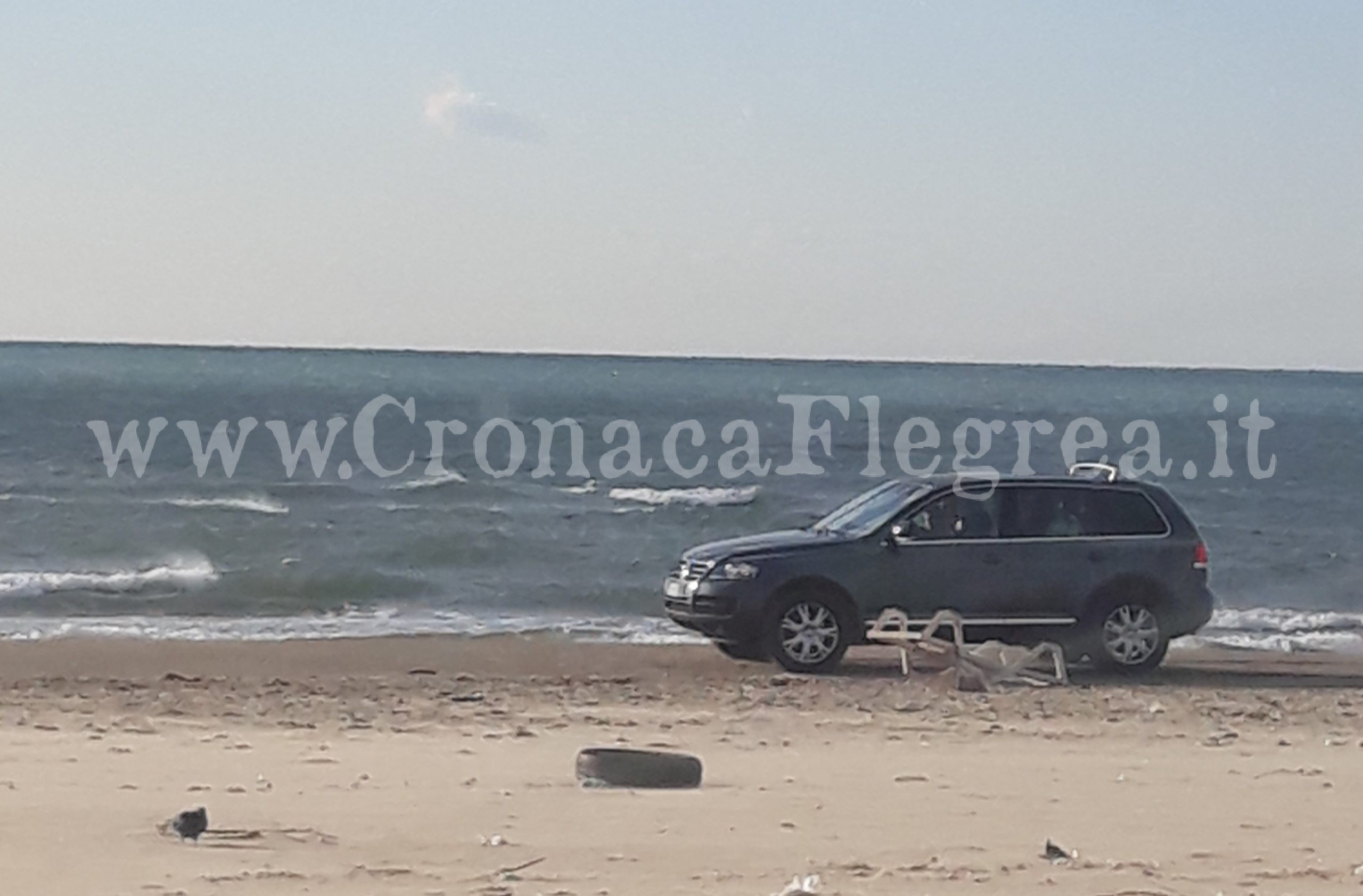 Auto sulla spiaggia: Licola sempre più terra di nessuno – LA FOTO